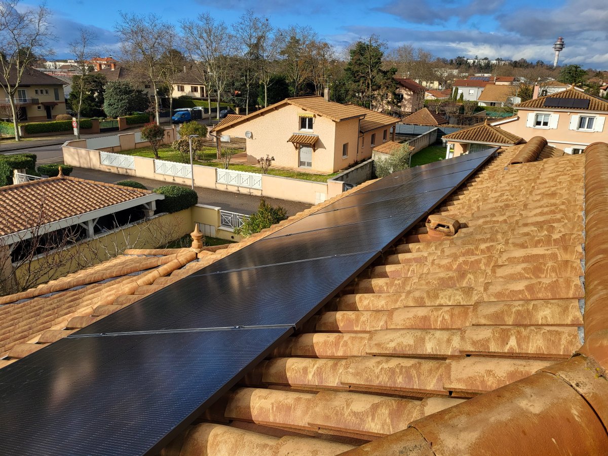 Installation de panneaux solaires photovoltaïques, Chassieu